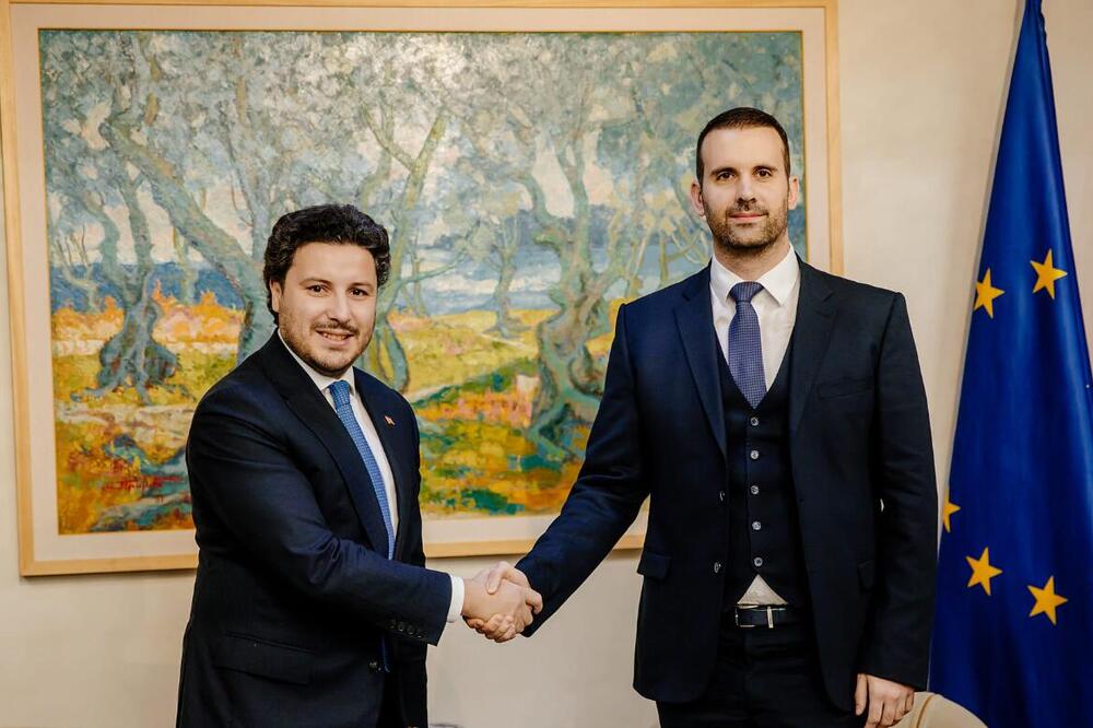 VELIKE PROMENE U CRNOJ GORI, ABAZOVIĆ PREDAO DUŽNOST SPAJIĆU: Evo šta je novog premijera DOČEKALO u kabinetu (FOTO)