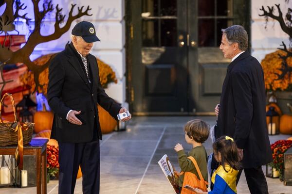 OSTAĆETE ZATEČENI KADA VIDITE KAKO JE BLINKEN OBUKAO DECU ZA NOĆ VEŠTICA: Sina maskirao u NJEGA, da li je REALNO?