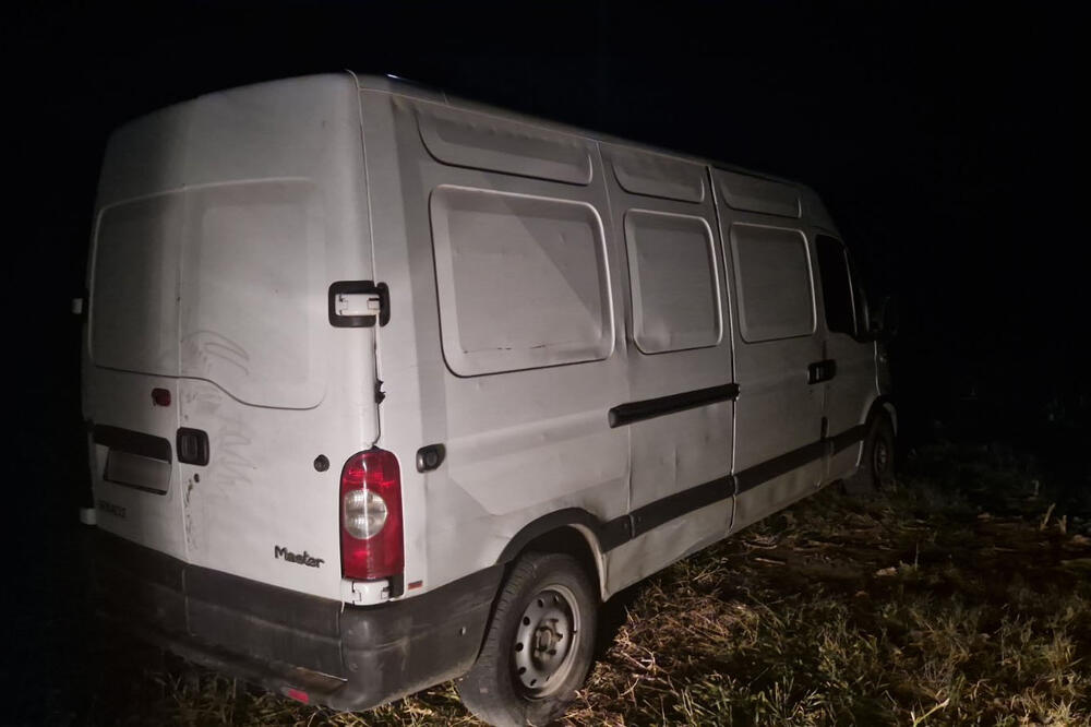 POLICAJCI ZAUSTAVILI OBIČAN BELI KOMBI U OBRENOVCU, A ONDA... U njemu su nađene OGROMNE KOLIČINE OVOGA (FOTO)