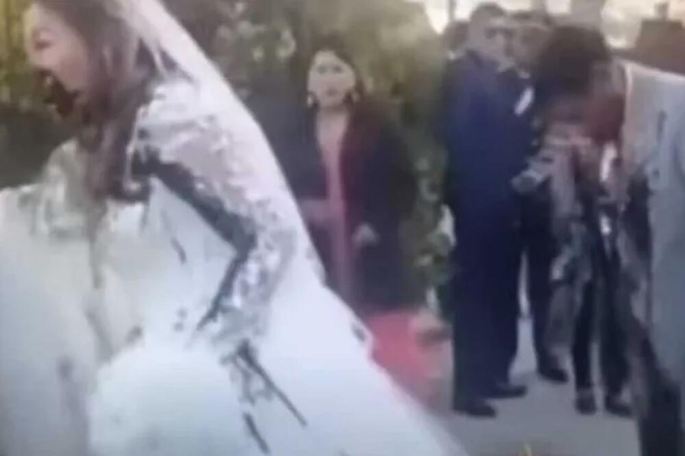 SKANDAL NA VENČANJU! Mladenci izašli iz CRKVE, a ono što je USLEDILO je toliko GADNO DA... (VIDEO)