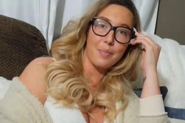 MEDICINSKA SESTRA VRATILA DUG I SKINULA SE GOLA: Prodaje svoje BUJNE OBLINE na internetu, zbog slika ćete ZANEMETI