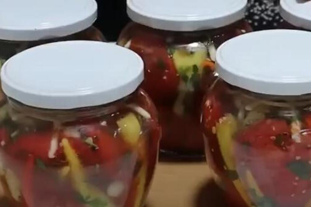 PARADAJZ I PAPRIČICE U TEGLI BEZ KONZERVANSA: Neobična zimnica - samo žene sa sela znaju recept za taj specijalitet