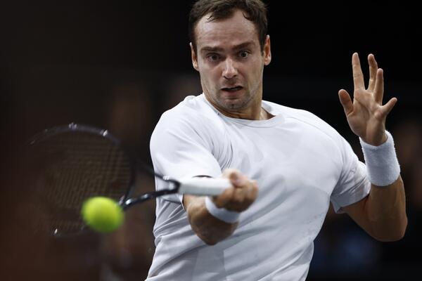 SRUŠIO ALKARASA, PA EKSPRESNO ISPAO: Đokoviću se čisti put do finala!