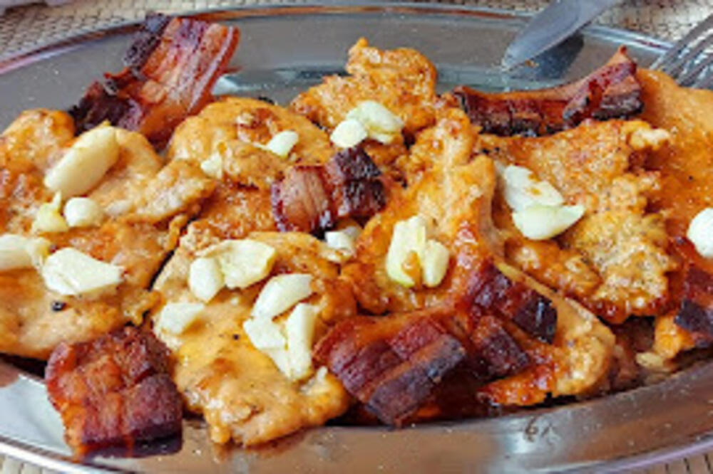 SAVRŠENO SOČNE PILEĆE ŠNICLE SA SLANINICOM: Obradujte nepca MEKIM zalogajima po bakinoj recepturi - oduševićete se