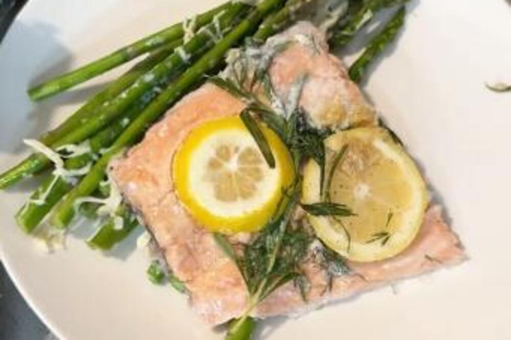 NAPRAVILA JE NAJSAVRŠENIJU RIBU IKADA I TO BEZ PRŽENJA: Bukvalno ćete ZINUTI kada čujete ceo recept (VIDEO)