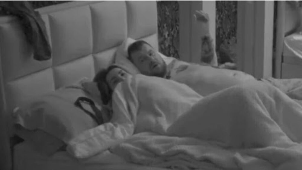 Oni su sada odlučili da veče privedu kraju, pa legli u krevet i noć proveli jedno do drugog.