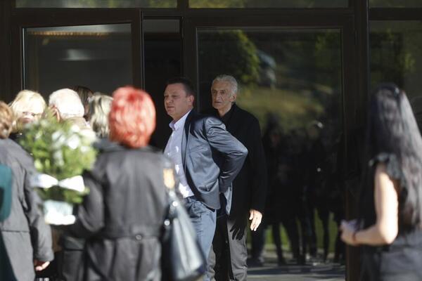 POČELO OPELO ALEKSANDRA KODIĆA: Čuju se JECAJI svih onih koji su ga VOLELI