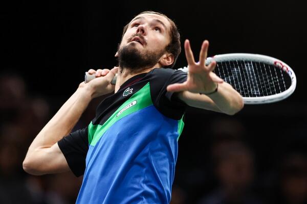 MEDVEDEV IZGUBIO ŽIVCE I NAPAO SUDIJU: Imao je i žestoku raspravu sa navijačima! (VIDEO)