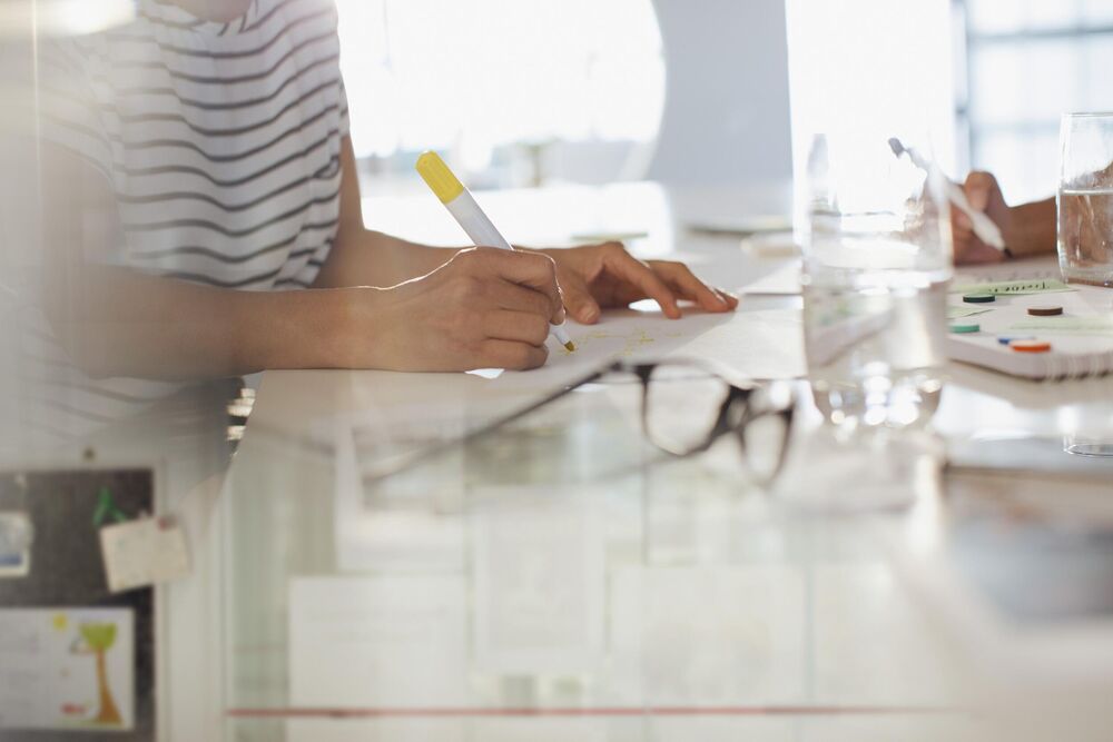 Devojka piše flomasterom / ilustracija