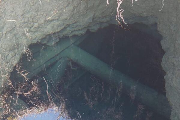DUBOKA RUPA SE POJAVILA USRED LIVADE U KOSJERIĆU! Meštani se zabrinuli, a onda je razrešena MISTERIJA PONORA! FOTO