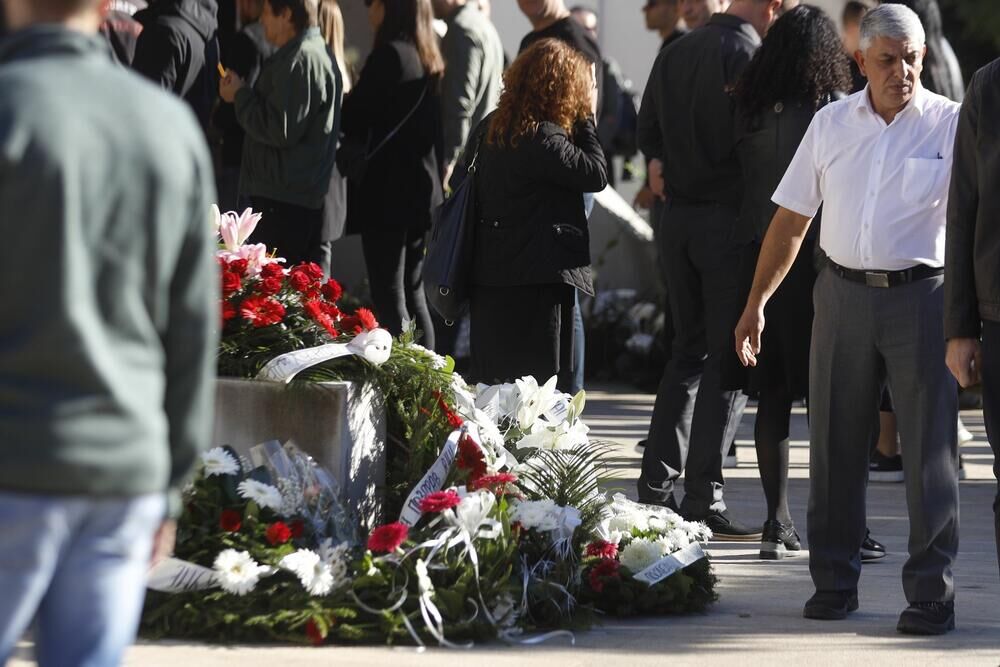 Jedan sveštenik služi opelo