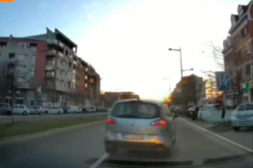 OPASNO I BEZOBRAZNO! Usnimljen JEZIV TRENUTAK u Novom Sadu koji je mogao nekog DA KOŠTA GLAVE! (VIDEO)