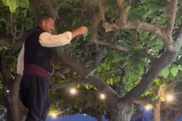 OVAJ GRK PRKOSI ZAKONIMA FIZIKE! Popeo se na FLAŠU, a zbog onoga što je USLEDILO su mnogima POPADALE VILICE (VIDEO)