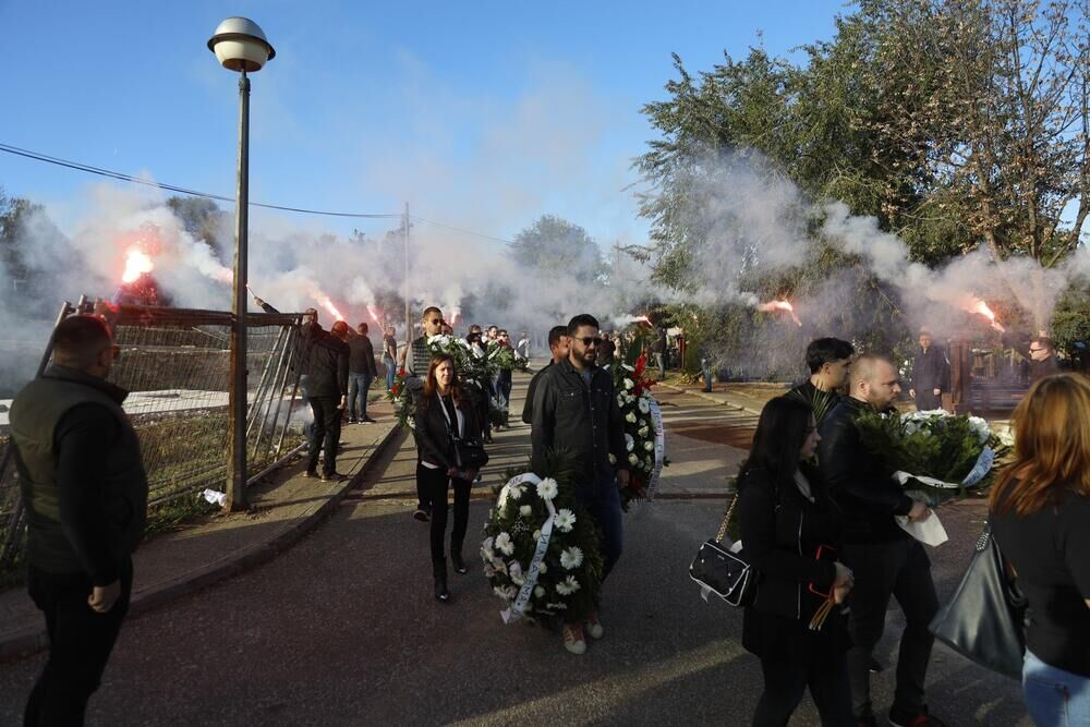Nebo nad Lešćem zacrvenelo se od crvene boje baklji koje su palili navijači kluba kojeg je Aleksandar obožavao od malih nogu