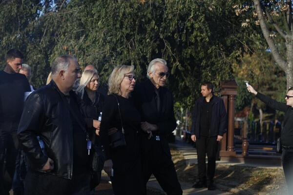 SAHRANJEN SIN MIRKA KODIĆA: NA večni počinak ispraćen uz OVU PESMU