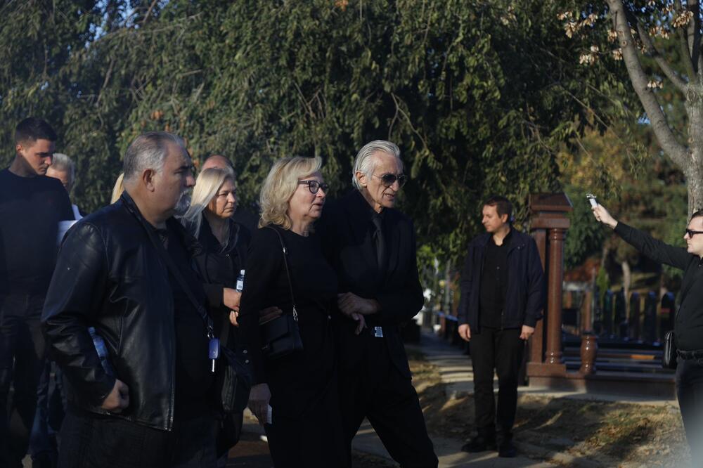 SAHRANJEN SIN MIRKA KODIĆA: NA večni počinak ispraćen uz OVU PESMU