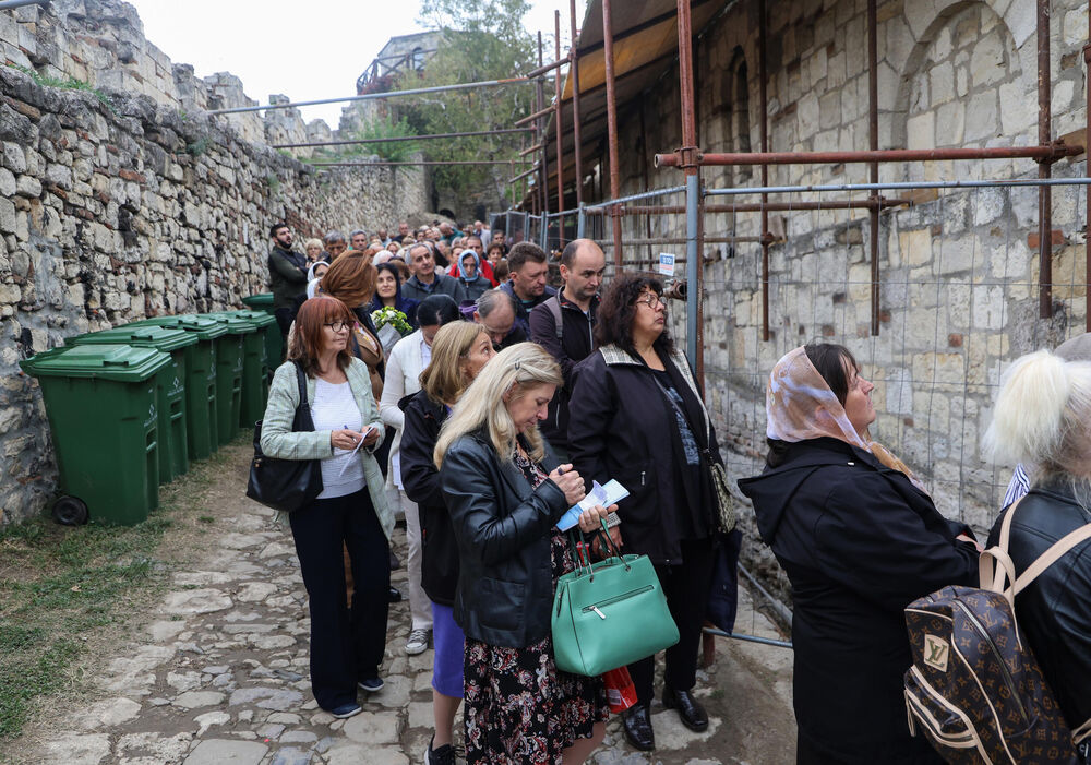 Vernici uzimaju svetu vodicu