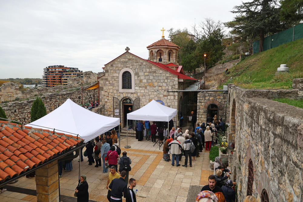LUSTER U CRKVI RUŽICI NAPRAVLJEN JE OD NEUOBIČAJENOG MATERIJALA: Po ovome je jedinstvena u svetu!