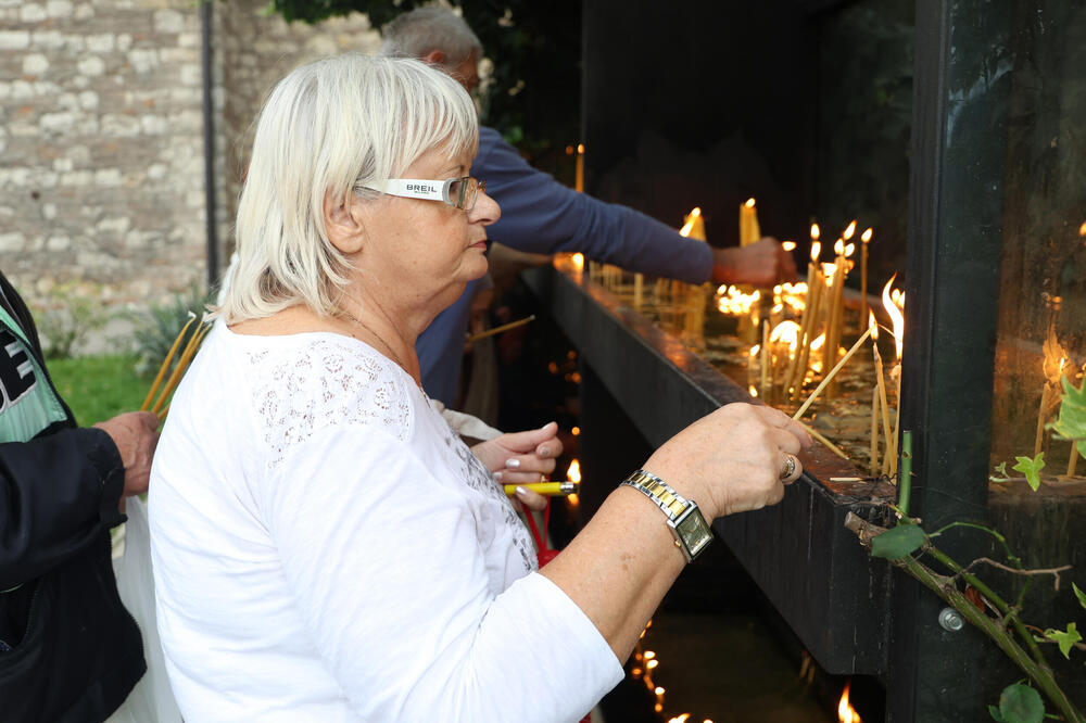 SRBI UPORNO PRAVE VELIKU GREŠKU NA BOŽIĆ: Protojerej otkrio JEDINI PRAVILAN način PALJENJA SVEĆA u CRKVI!