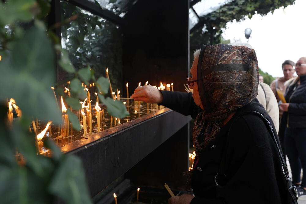 "POSETI, PREBLAGA, SLUGE SVOJE BLAGODAĆU SVOJOM, PODARI BOLESNIMA ISCELJENJE...": Molitva Presvetoj Bogorodici