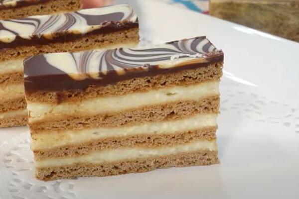 RUSKINJE SAMO OVAKO PRAVE MEDENU PITU: Mekane kore i kremast fil - recept iz stare sveske