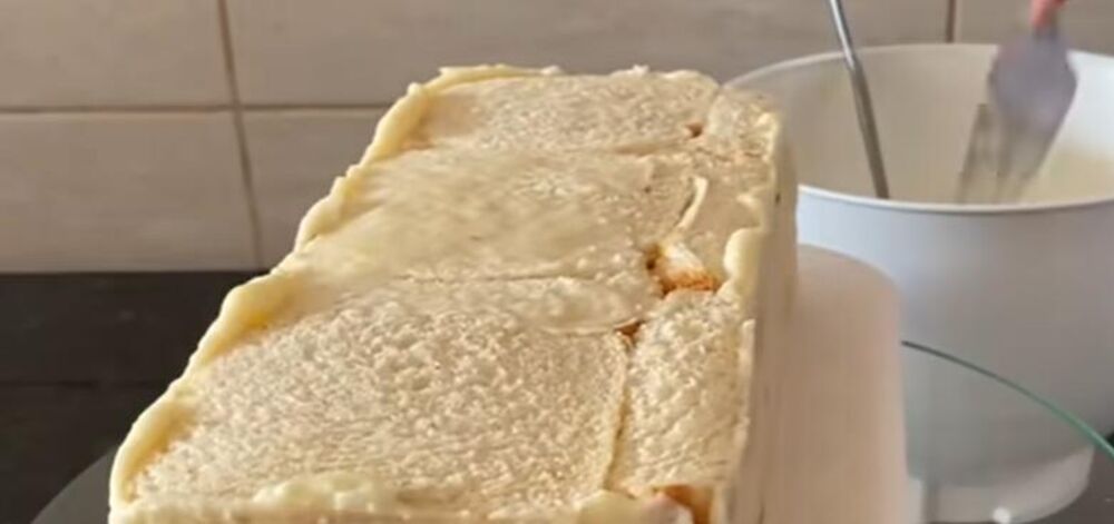 Premazivanje slane torte sa ruskom salatom