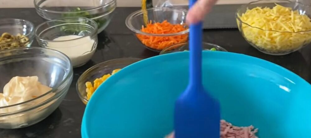 Sastojci za slanu tortu sa ruskom salatom