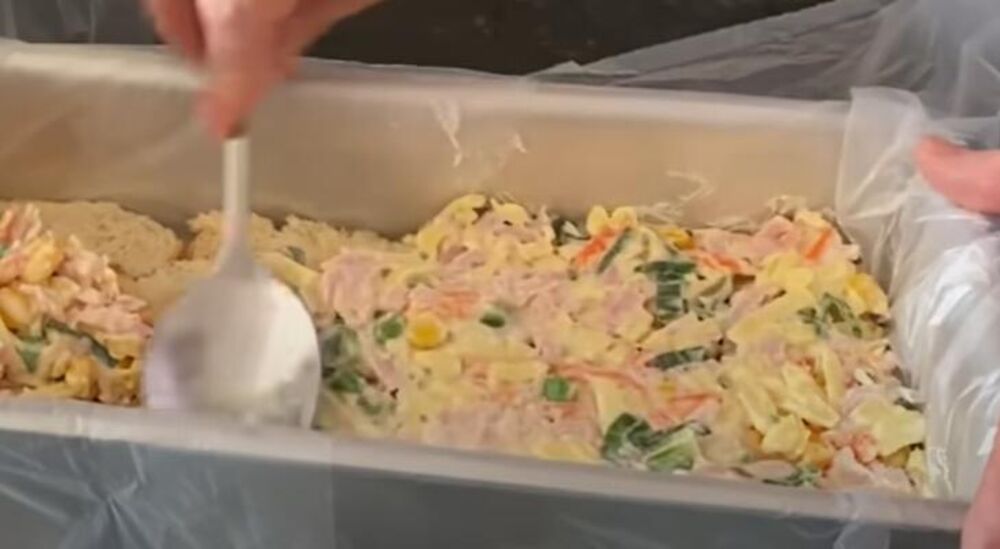 Filovanje slana torta sa ruskom salatom