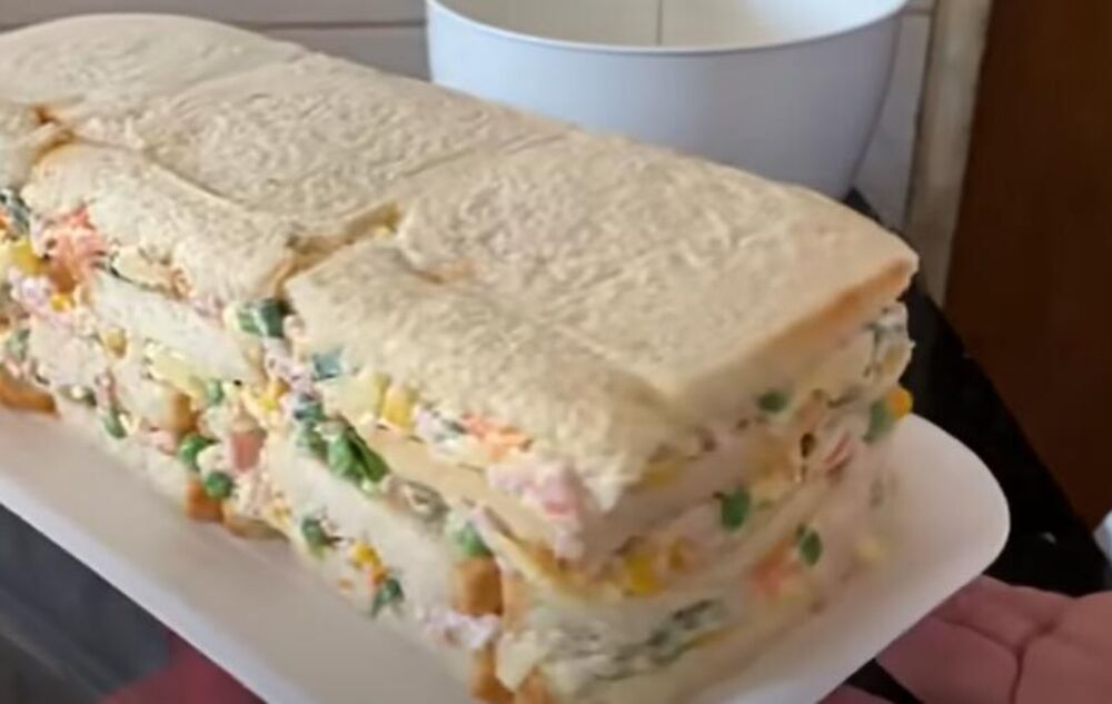 Slana torta sa ruskom salatom na tacni