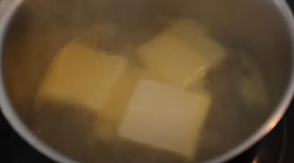 Margarin i šećer u šerpi
