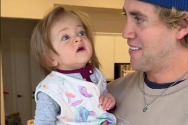 OTAC JE ĆERKU IZVEO ISPRED KUĆE, A ONDA JE VIDELA OVO: Njena GENIJALNA rekacija ODUŠEVILA je sve, složili su se...