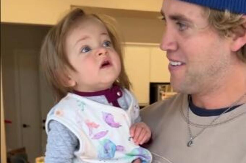 OTAC JE ĆERKU IZVEO ISPRED KUĆE, A ONDA JE VIDELA OVO: Njena GENIJALNA rekacija ODUŠEVILA je sve, složili su se...