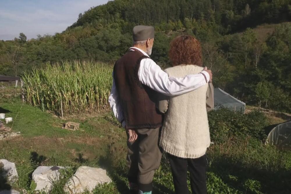 DRAGAN JE SLEP, ALI TO GA NE SPREČAVA DA KOSI, KOPA, GRADI KUĆU... Ovaj Užičanin RUŠI SVE PREDRASUDE (FOTO)