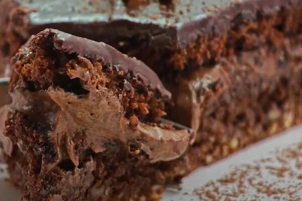 STARE MAĐARICE PRAVE NAJKREMASTIJU TORTU: Čokolada i badem - recept iz domaćinske kecelje