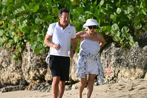 ONA IMA 90, A ON 58 GODINA! GLUMICA UHVAĆENA SA MLAĐIM MUŽEM NA PLAŽI: Peti je po redu, žena živi PUNIM PLUĆIMA!