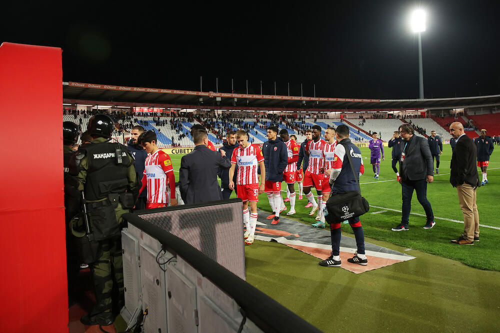 NAVIJAČI OTERALI FUDBALERE ZVEZDE U TUNEL: Odjekivali zvižduci i pogrdne pesme na račun Baharovog tima! (VIDEO)