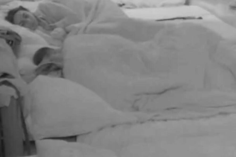 NIJE ZA MALOLETNE! GEJ AKCIJA ISPOD JORGANA: Dve devojke u Eliti ne mogu da OBUZDAJU STRASTI, a nisu Matora i Anita