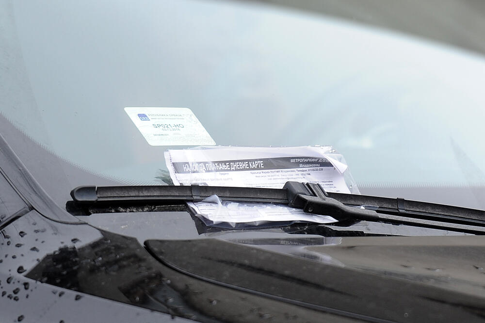 Brutalno iskrena poruka na automobilu zapalila društvene mreže: Srbi gledaju i ne trepću - živeće ovaj narod (FOTO)
