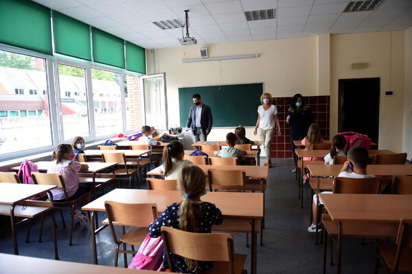 OVI UČENICI ĆE ODMARATI JOŠ NEKOLIKO DANA, A ONDA KREĆE DRUGO POLUGODIŠTE! Evo do kog datuma traje ZIMSKI RASPUST