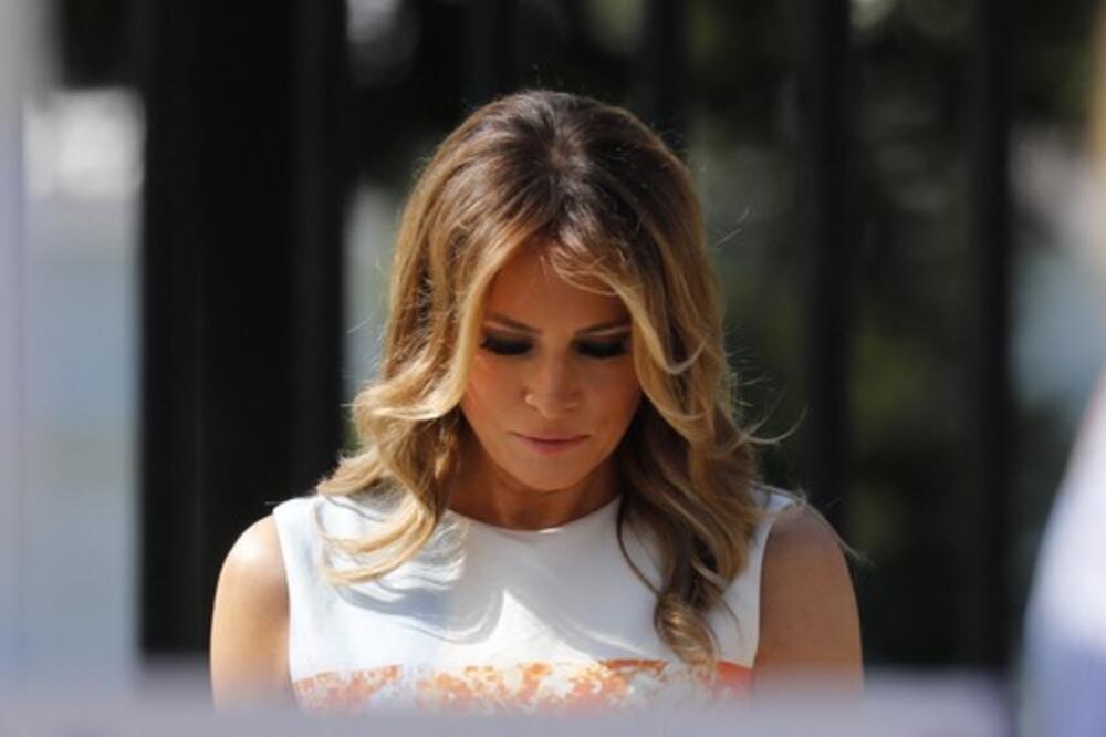 TRAMPOVI NA OKUPU, OBJAVILI PORODIČNU FOTKU: Ivanka ukrala MODNI ŠOU, ali mreže bruje samo o MELANIJI! (FOTO)