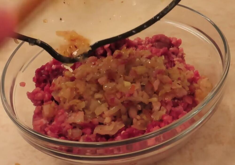 Unabiti prženi luk u meso