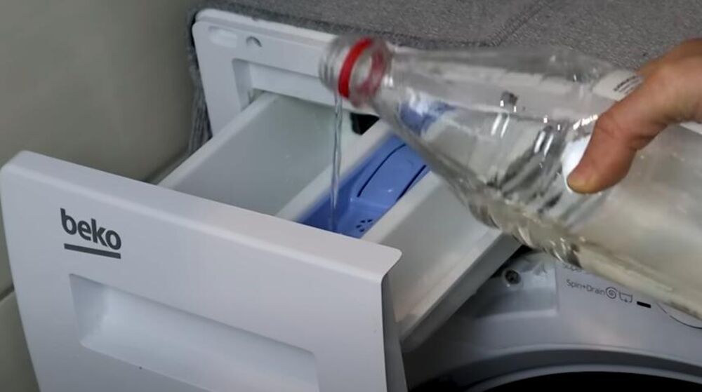 Alkoholno sirće u pregradi za prašak i omekšivač