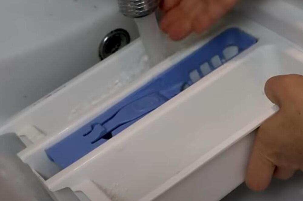 EVO KAKO NAJBOLJE DA OČISTITE PREGRADU ZA PRAŠAK U VEŠ MAŠINI: Buđ i naslage nestaju zauvek uz samo 1 sastojak