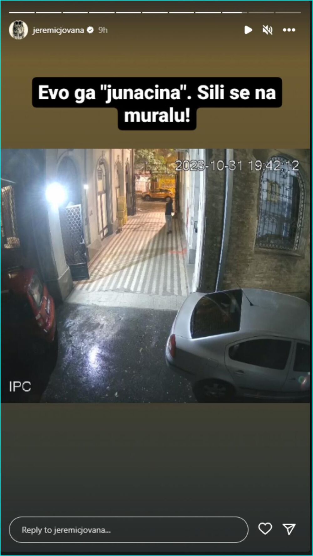  Jovana je juče otkrila da sumnja da je neko plaćen za ovo.