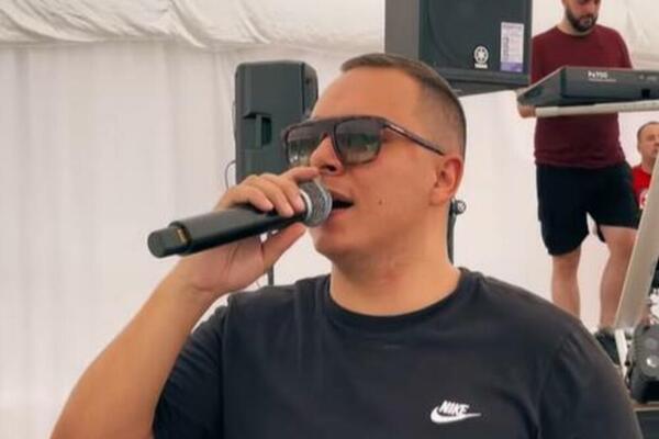 DA LI JE MOGUĆE DA JE JAVNO TO IZJAVIO? PEVAČ PRIZNAO DA JE IMAO INTIMNE ODNOSE U BIOSKOPU: Žene se LOŽE na njega