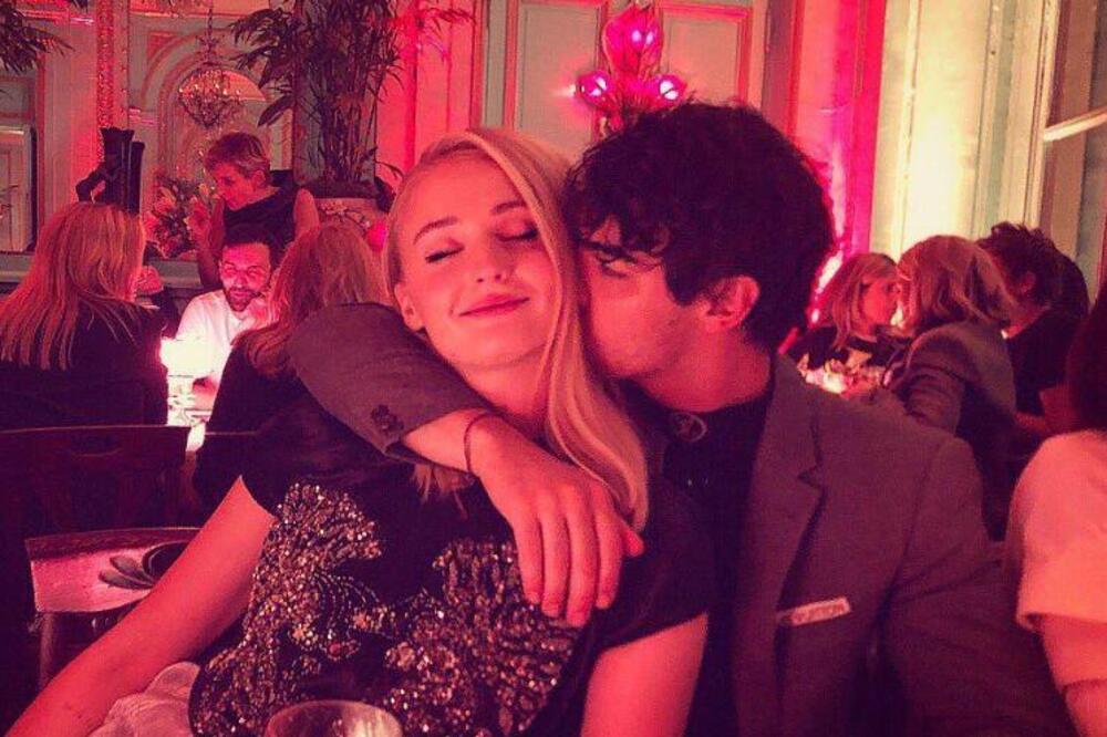 JOŠ SE NIJE NI ZVANIČNO RAZVELA, A VEĆ LJUBI BOGATOG ARISTOKRATU: Nasred ulice razmenjuju NEŽNOSTI, akcija!