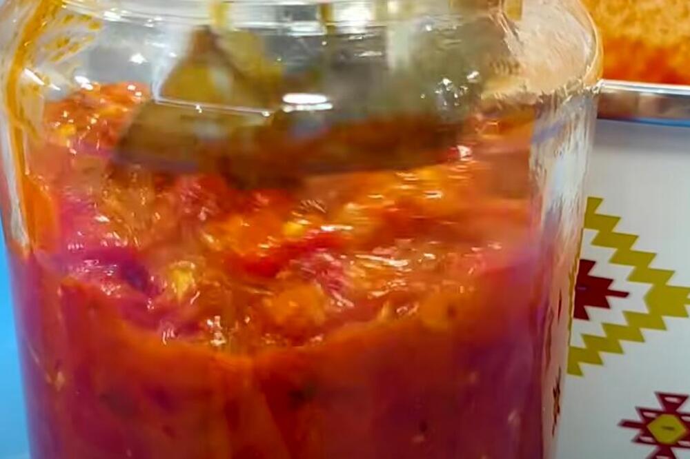 MONASI PRAVE NAJUKUSNIJI PINĐUR U TEGLI: Domaćinska zimnica - recept sa Hilandara