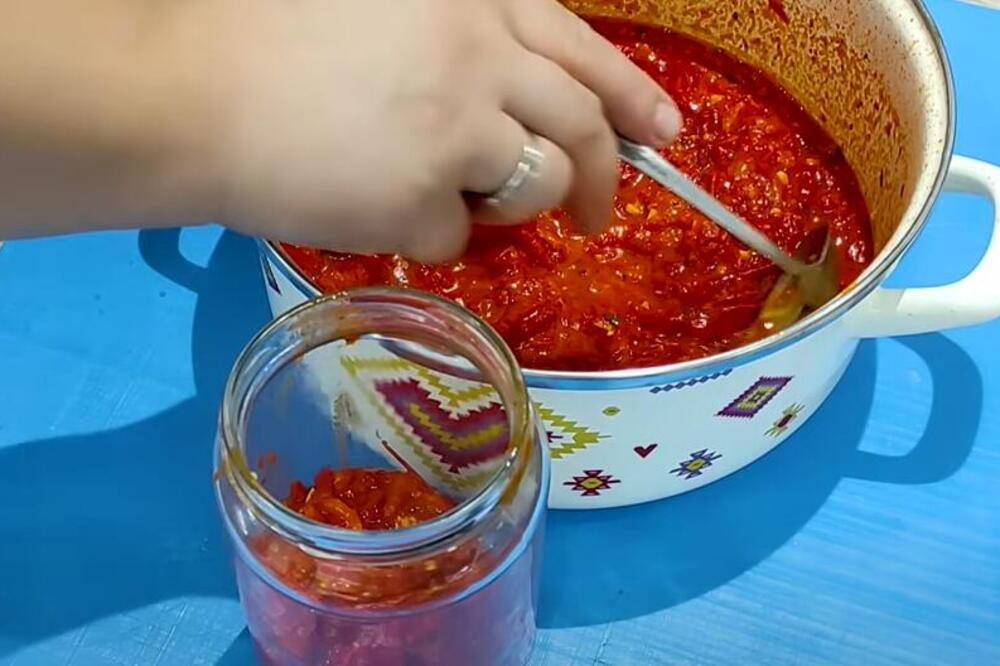 Originalni recept za pinđur je lak i mlade domaćice mogu uspešno da ga naprave! Par sastojaka i gotovo