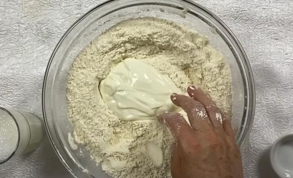 Sastojci za pogaču bez kvasca u činiji