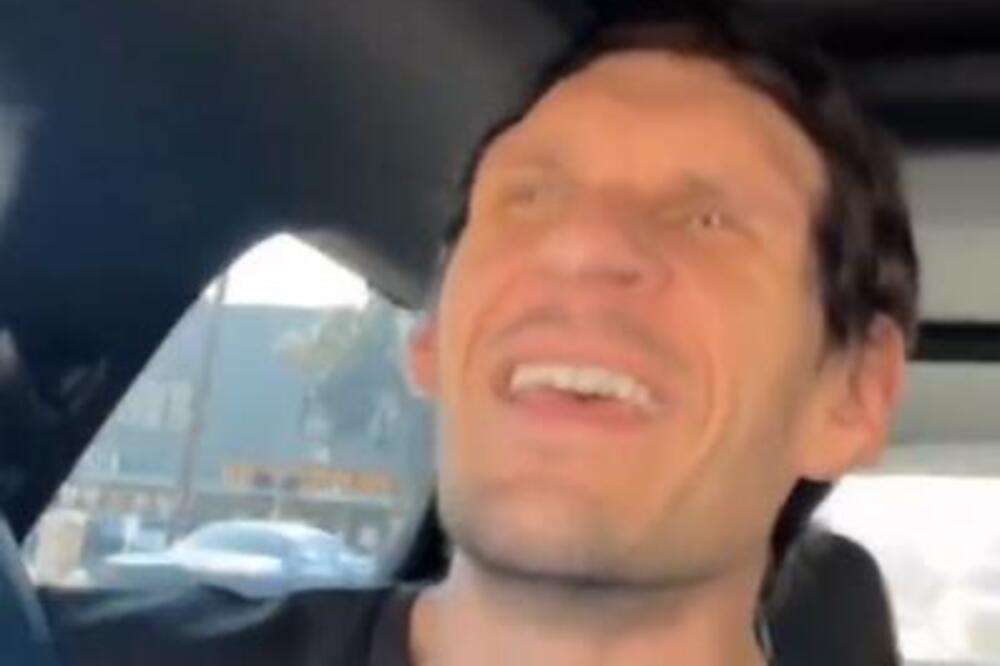 URNEBESAN SNIMAK: Bobi Marjanović u transu peva poznatu Cecinu pesmu! (VIDEO)